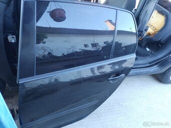Predám dvere na vw golf 5 hatchback - 2