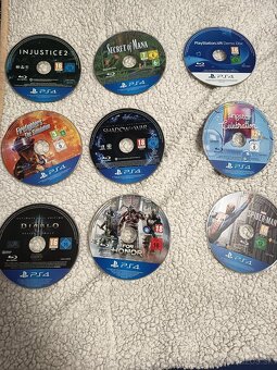 PS 4 malo hrane...komplet čo je na foto 130€ - 2