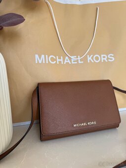Michael Kors kožená crossbody kabelka - 2