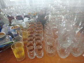 Sklenené poháre, porcelánové šálky - 2