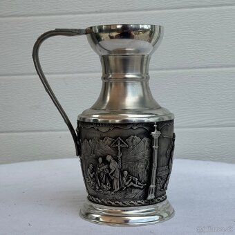 Pěkný cínový džbánek s vesnickými motivy - 2