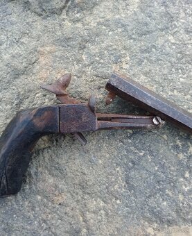 Lefosovy pištoľ dvojhlavnovy - 2