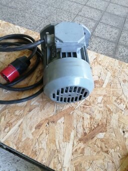 Elektromotor 0,75kw, 2820ot /min 400V prirubovy. - 2