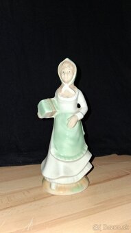 Predám porcelánovú figúrku/sošku Dievča s balíčkom - 2
