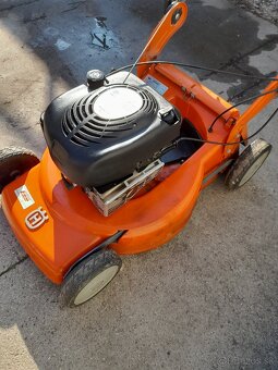 Benzinová kosacka s pojazdom Husqvarna - 2