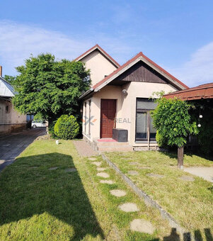 Priestranný 7-izbový rodinný dom s bazénom, altánkom a veľký - 2