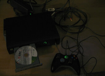 XBOX 360 + vsetky kable + 1x ovladac = 30€ - 2
