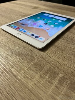 9.7” tablet iPad 5.generacia 32GB Silver TOP stav - 2