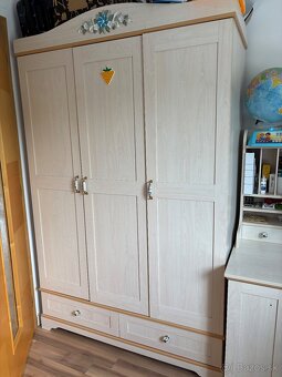 Predám stolik a skriňu do detskej izby - 2