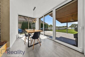 Moderný rodinný dom s veľkým pozemkom, terasou a zariadením - 2