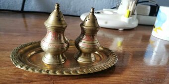 Mosazne starozitne turecke korenicky s podtackou. - 2