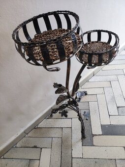 Stôl a stojan na kvety - 2