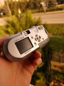 Sony Cyber-shot DSC-P93 - 2