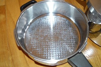 predam KELOMAT tlakovy hrniec, priemer 22cm, objem 2,7 l a 5 - 2