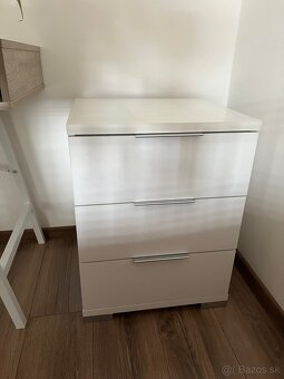 2ks biely stolík k posteli - 2