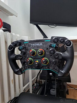 Playseat F1 sedačka s Moza R16 a volantom Moza GS V2P - 2