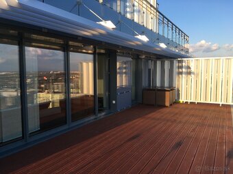 Luxusný 4i byt s fínskou saunou, 60m2 terasou a 3 státia - 2