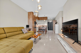 Na predaj 3-izbový byt so záhradkou a vlastným parkovacím mi - 2