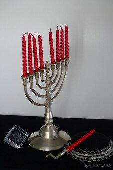 Svietnik a jarmulka. - 2