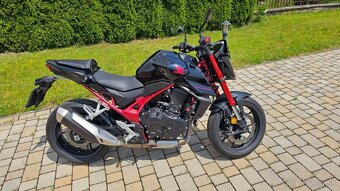 Honda CB750 Hornet - 2