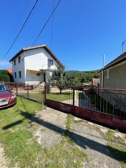 Rodinný dom 2 poschodový s veľkým pozemkom - 2