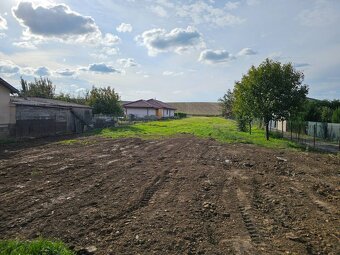 Predáme pozemok vhodný na výstavbu rodinného domu, Vráble - - 2