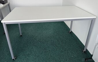Biely stôl na kolieskach, kancelársky, na rokovania. - 2