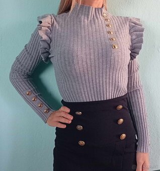 Dámsky sivý rebrovaný pulóver so zlatými gombíkmi - UNI - 2