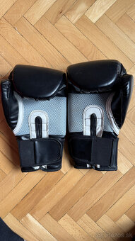 Predám nepoužité čierne boxerské rukavice Lonsdale - 2