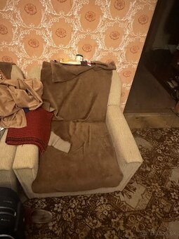 Darujeme sedaciu supravu+stolík + luster+ koberec - 2