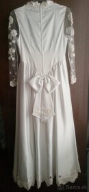 Svadobné šaty s červenými kvietkami - 2