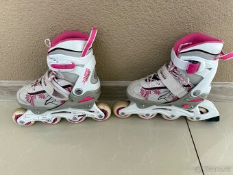 Dievčenské kolieskové korčule. - 2