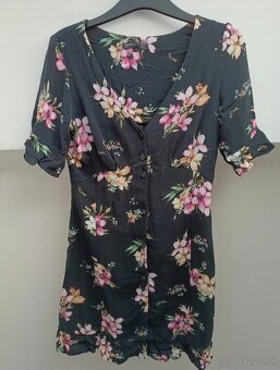 Bershka šaty s nádherným kvetinovým vzorom 🌺 - 2