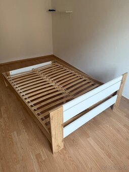 🛏️ Posteľ s lamelovým roštom – biela s drevom - 2