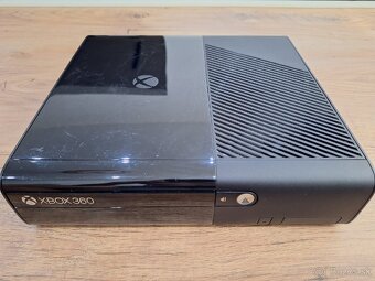 Samostatná herná konzola Xbox 360E 4GB - 2