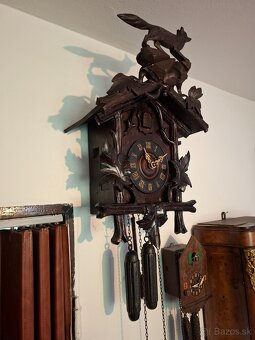 Predám funkčné starožitné kukučkové hodiny s líškou drevorez - 2