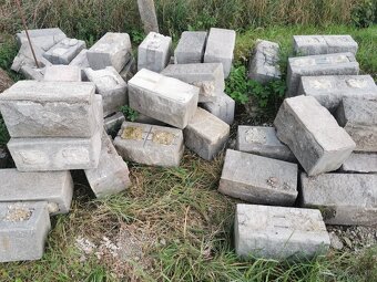 Plotové tvárnice a čiapky - 2