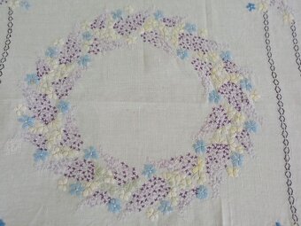 Starožitná vyšívaná dečka - 2