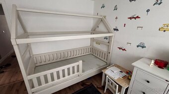 Drevená domčeková posteľ s matracom a roštom - 2