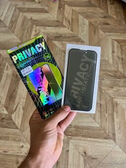 Top Privacy tmavé sklo na iPhone 15 a Phone 16 - 2
