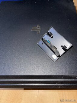 PlayStation 4 pro 1TB + 2 ovládači - 2
