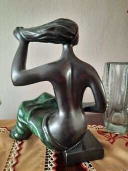 Sediaca žena Toaleta / Jitka Forejtová - 2