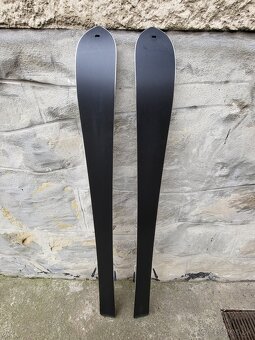 Skialpový set - lyže, lyžiarky, pásy, viazanie a haršajzne - 2