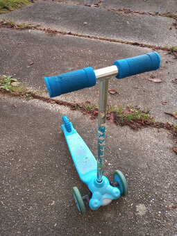 modra trojkolesova kolobezka - 2