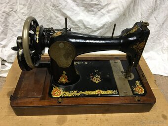 Predám starožitný šijací stroj Singer - 2