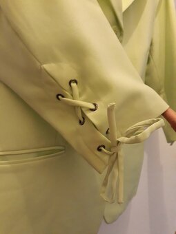 suknovy kostym zlto-zelenej farby - 2