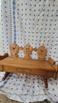 Ľudová vyrezávaná drevená lavička - 2