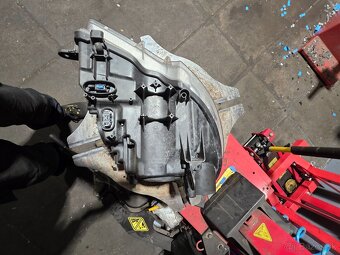 SVETLO SUPERB 2 PRED FACELIFT - 2