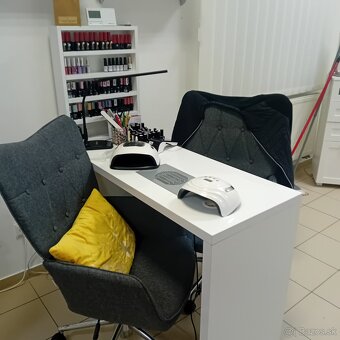 Stol na manikúru - 2