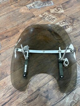 Tmavé univerzálne plexisklo na moto - 2